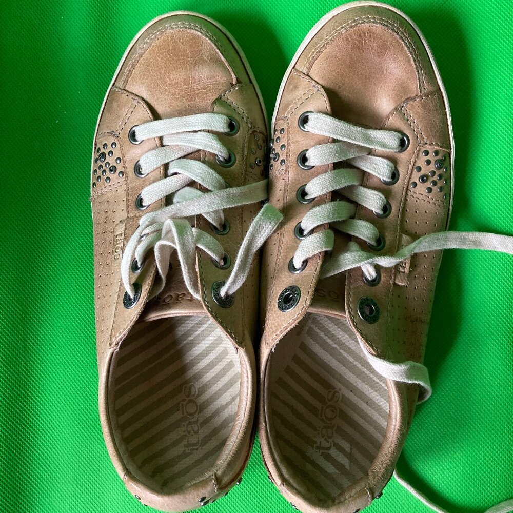 Taos "Freedom" sneakers, US size 7, tan leather, studded